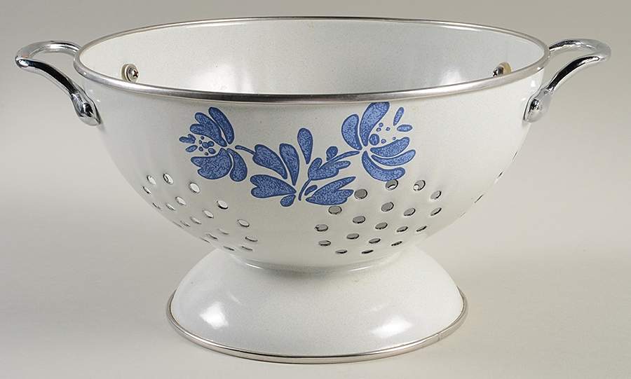 Yorktowne Metal Colander by Pfaltzgraff-1