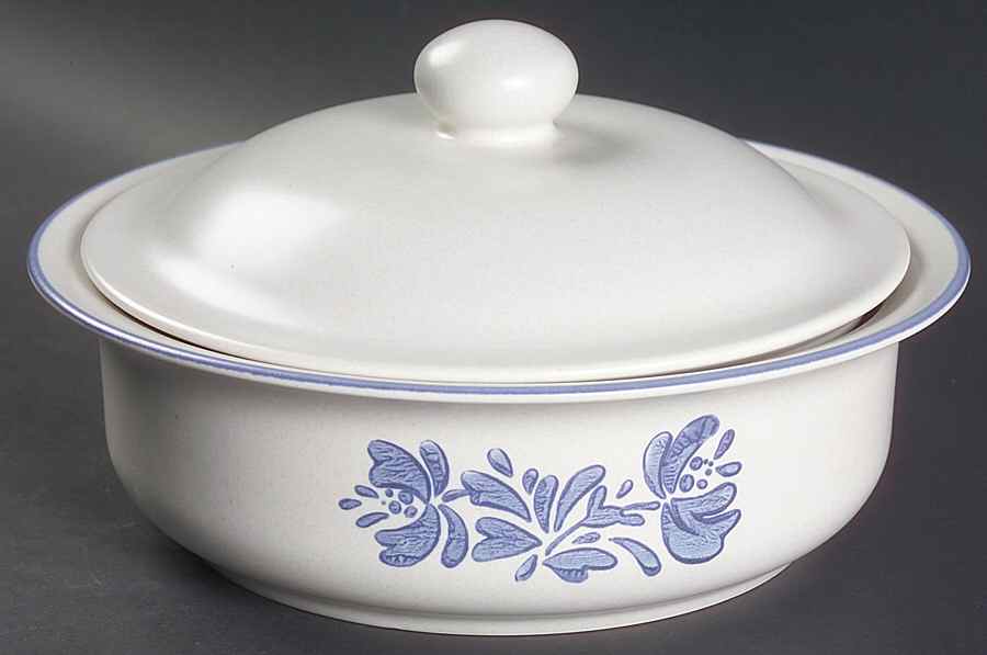 Yorktowne 1.5 Qt Round Covered Casserole by Pfaltzgraff-1