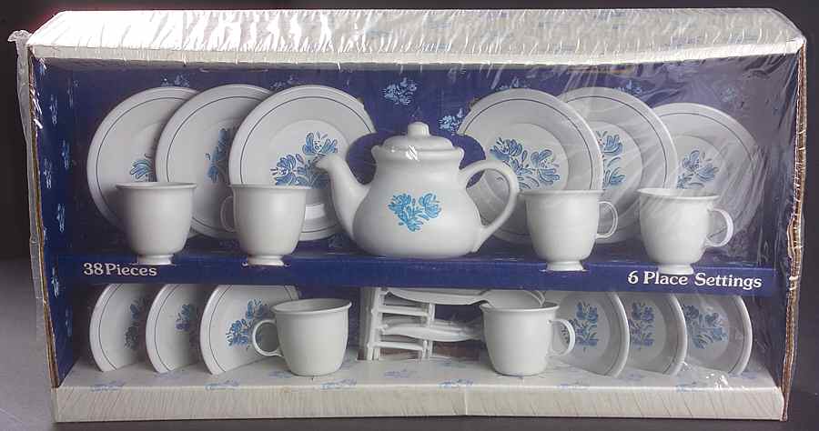 Yorktowne Plastic Child's Tea Set by Pfaltzgraff-1