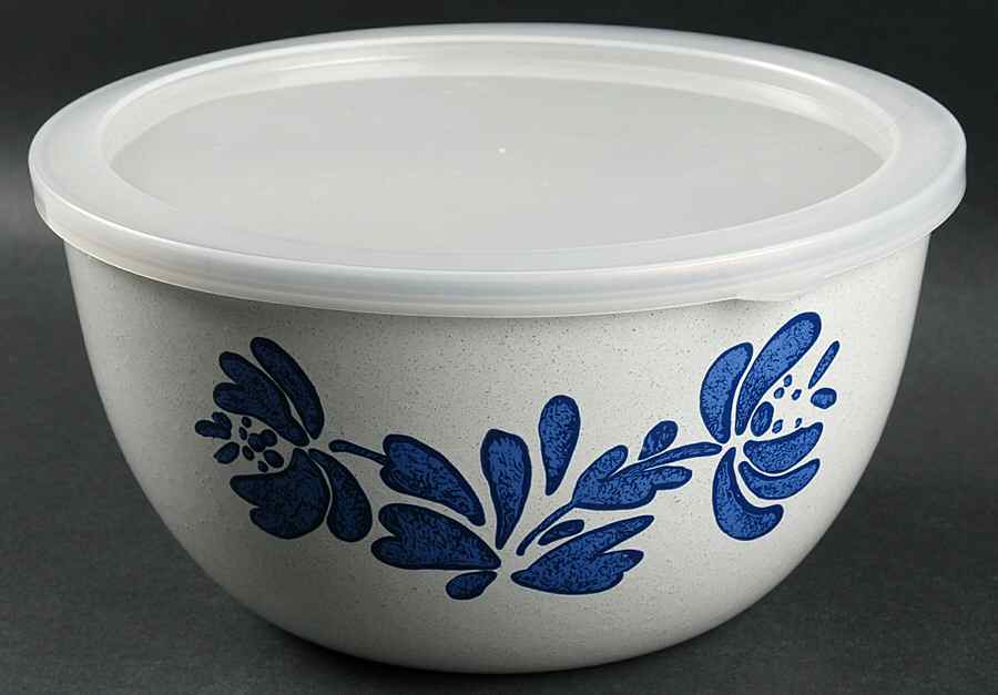 Yorktowne 8" Metal Mixing Bowl & Plastic Lid by Pfaltzgraff-1