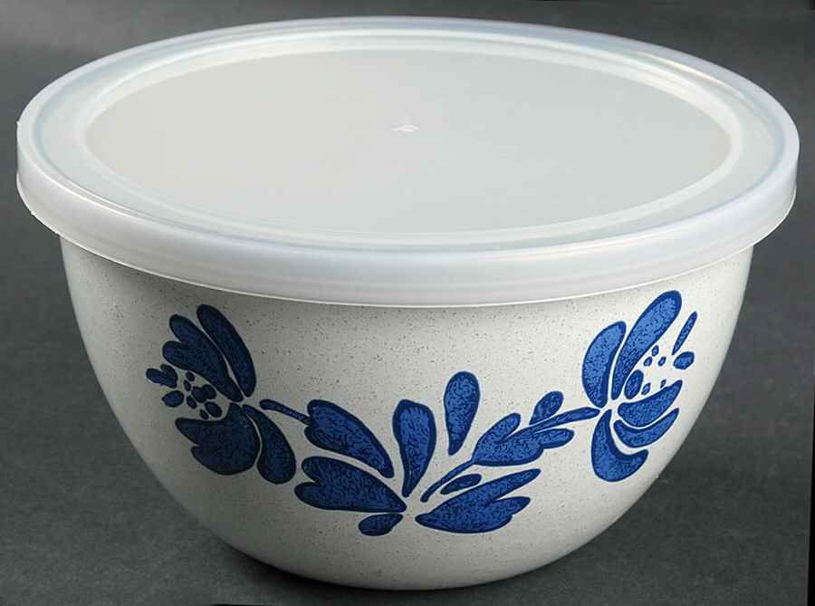 Yorktowne 5" Metal Mixing Bowl & Plastic Lid by Pfaltzgraff-1