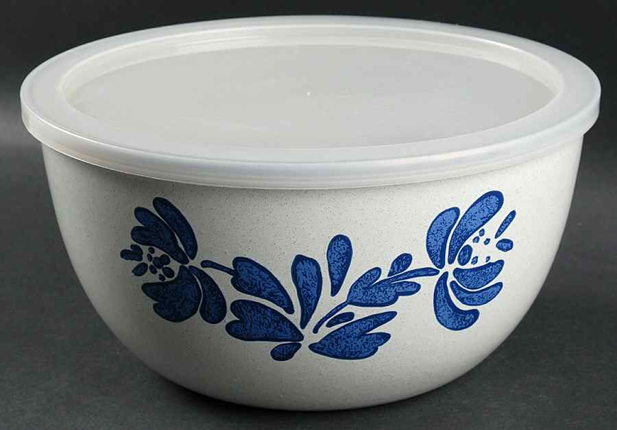 Yorktowne 9" Metal Mixing Bowl & Plastic Lid by Pfaltzgraff-1