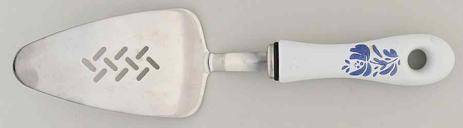 Yorktowne Pie Server with Stainless Blade and Plastic Handle by Pfaltzgraff-1