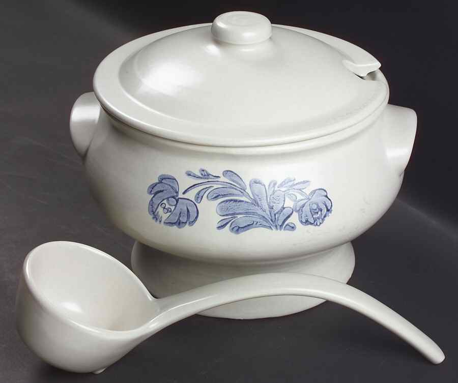 Yorktowne Tureen & Lid w/Ladle by Pfaltzgraff-1