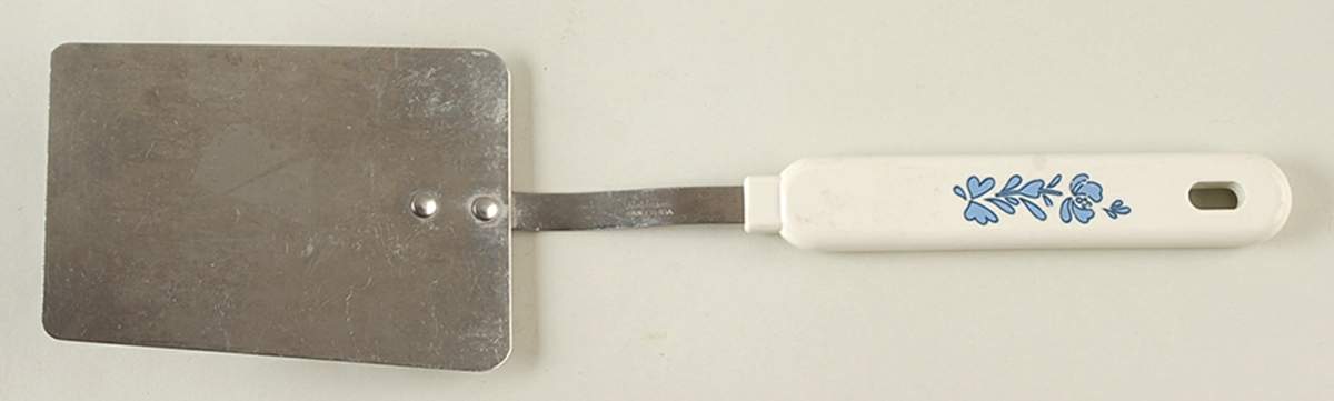 Yorktowne Metal Spatula by Pfaltzgraff-1