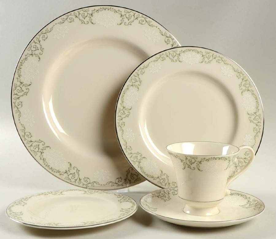 Cameo 5 Piece Place Setting by Pickard-1