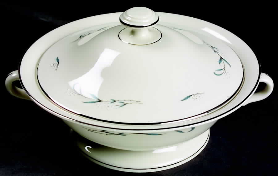 Snowberry Round Covered Vegetable by Pickard-1