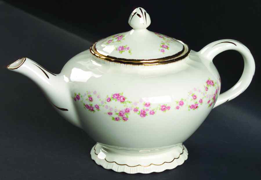 Florence (Scalloped Edge) Teapot & Lid by Pope Gosser-1