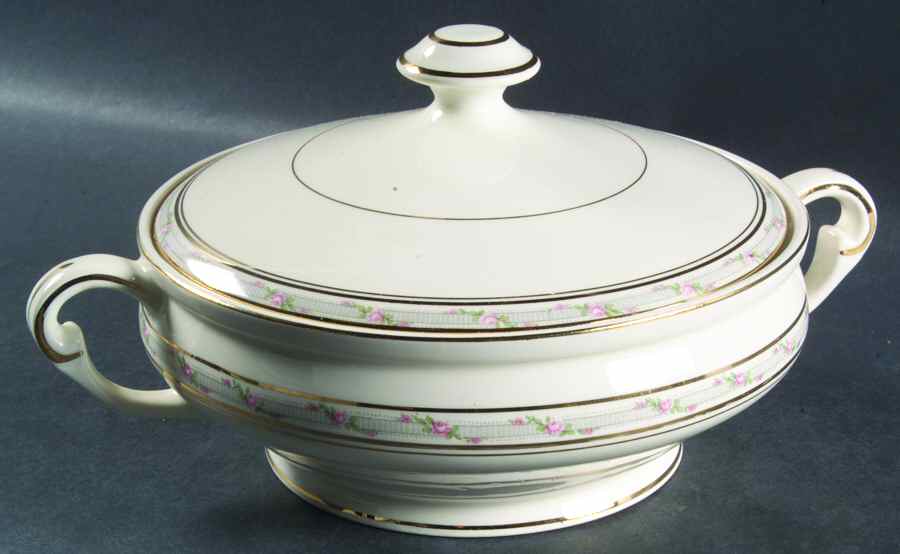 La Belle Round Covered Vegetable by Pope Gosser-1