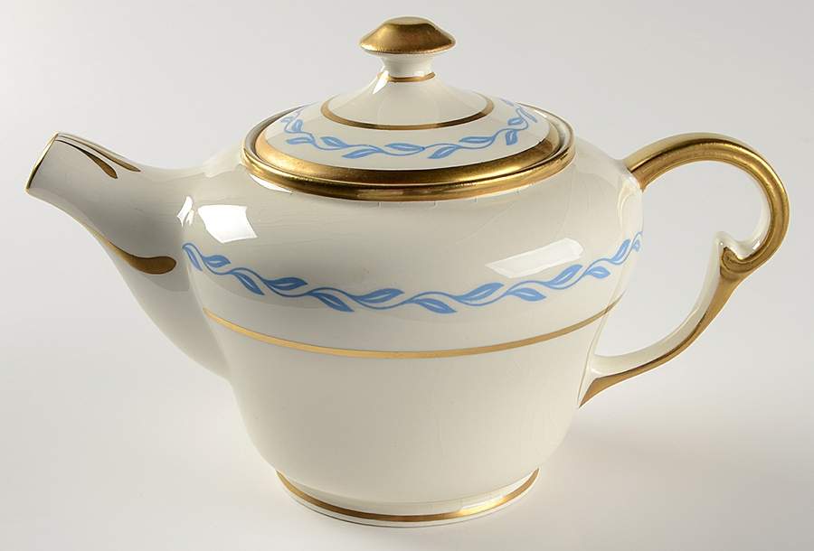 Victory Teapot & Lid by Pope Gosser-1