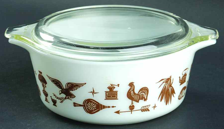 Early American 1.50 Pt Round Covered Casserole by Pyrex-1