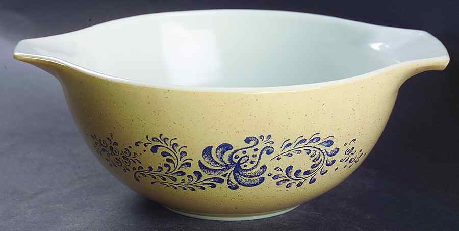Homestead 9" Cinderella Mixing Bowl by Pyrex-1