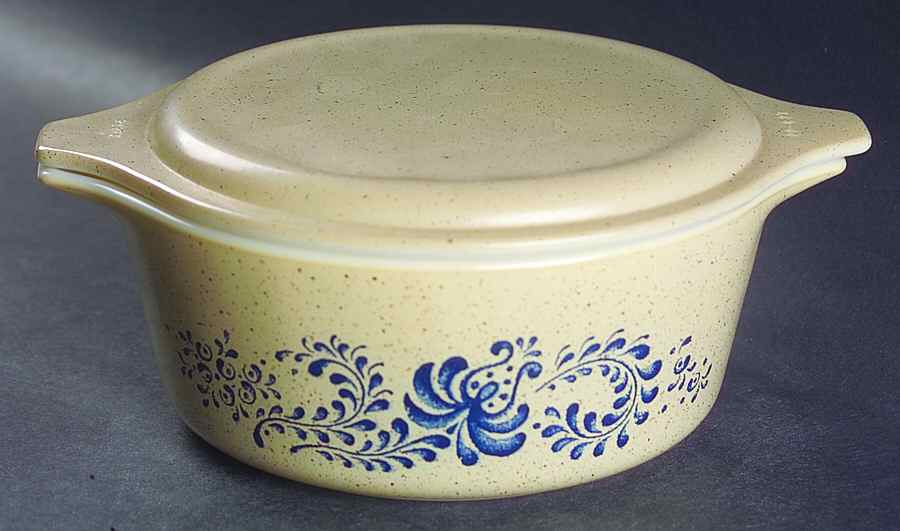 Homestead 1.50 Pt Round Covered Casserole by Pyrex-1