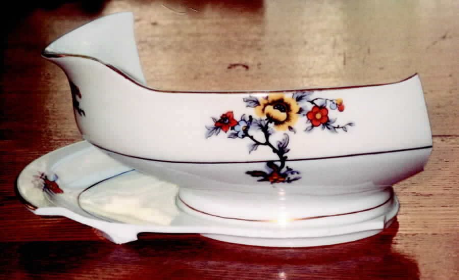 PHE29 Gravy Boat with Attached Underplate by Phoenix (Czech)-1
