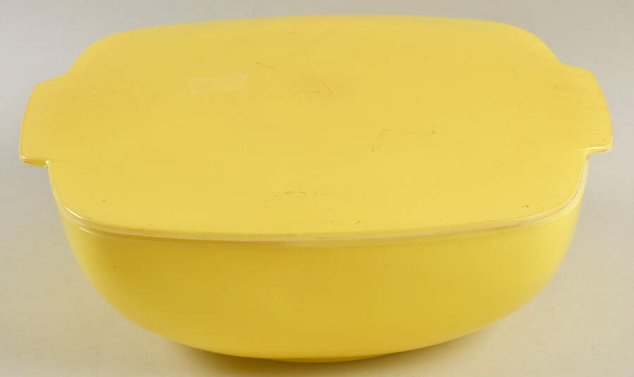 Yellow (Bright Yellow) 2.5 Quart Hostess Bowl and Lid by Pyrex-1