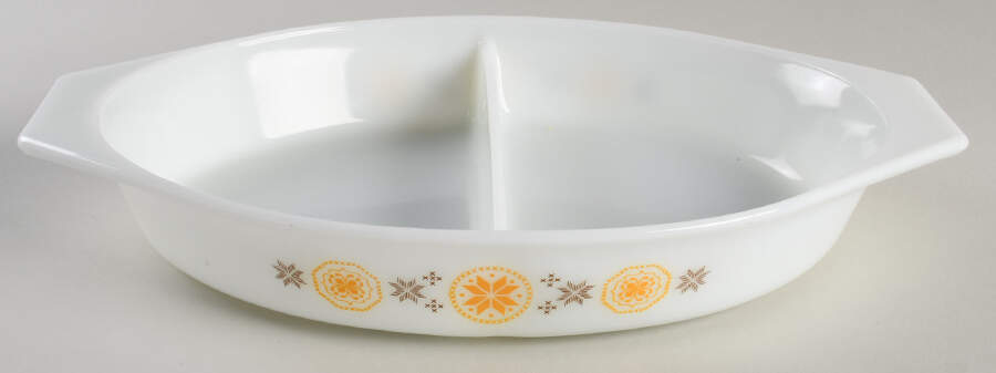 Town & Country Oval Covered Divided Vegetable No Lid by Pyrex-1