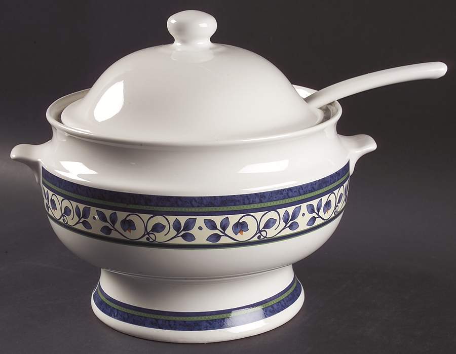 Orleans Tureen & Lid w/Ladle by Pfaltzgraff-1