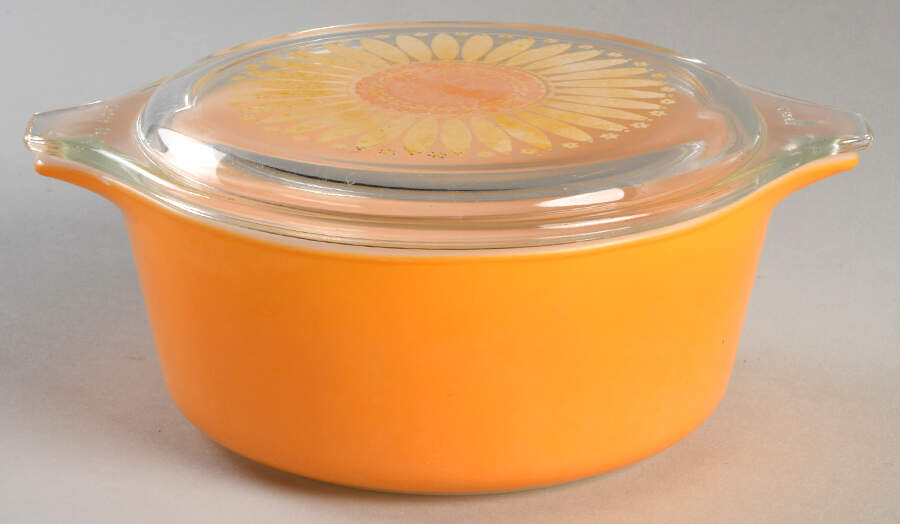 Daisy 1.50 Pt Round Covered Casserole by Pyrex-1