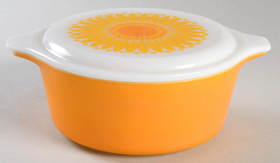 Daisy 1.50 Pt Round Covered Casserole by Pyrex-1