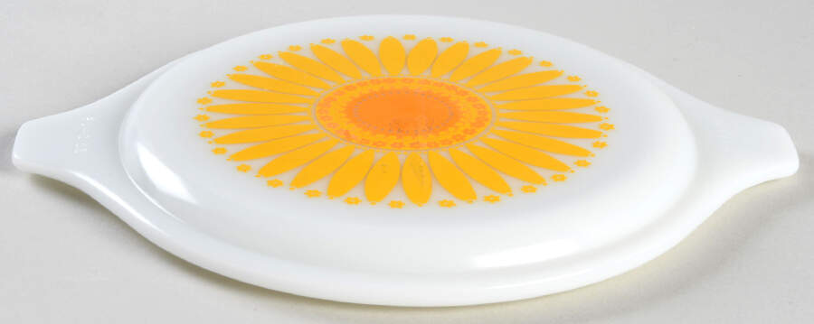 Daisy Lid for 1.50 Pt Round Casserole by Pyrex-1