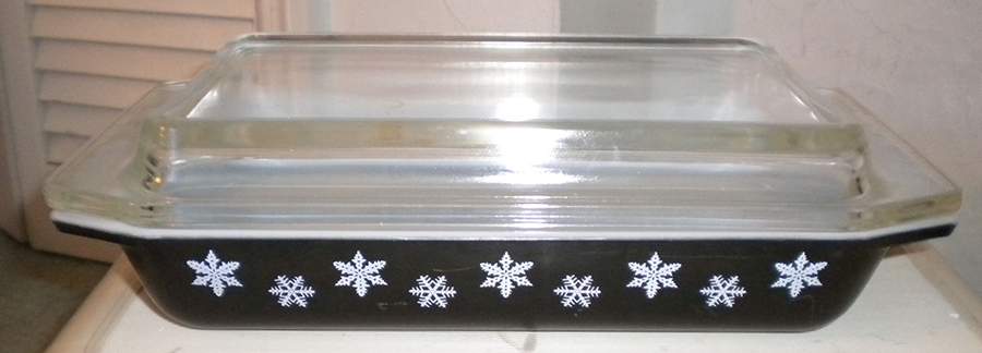 Snowflake (Charcoal) 1.25 Qt Rectangular Covered Casserole by Pyrex-1