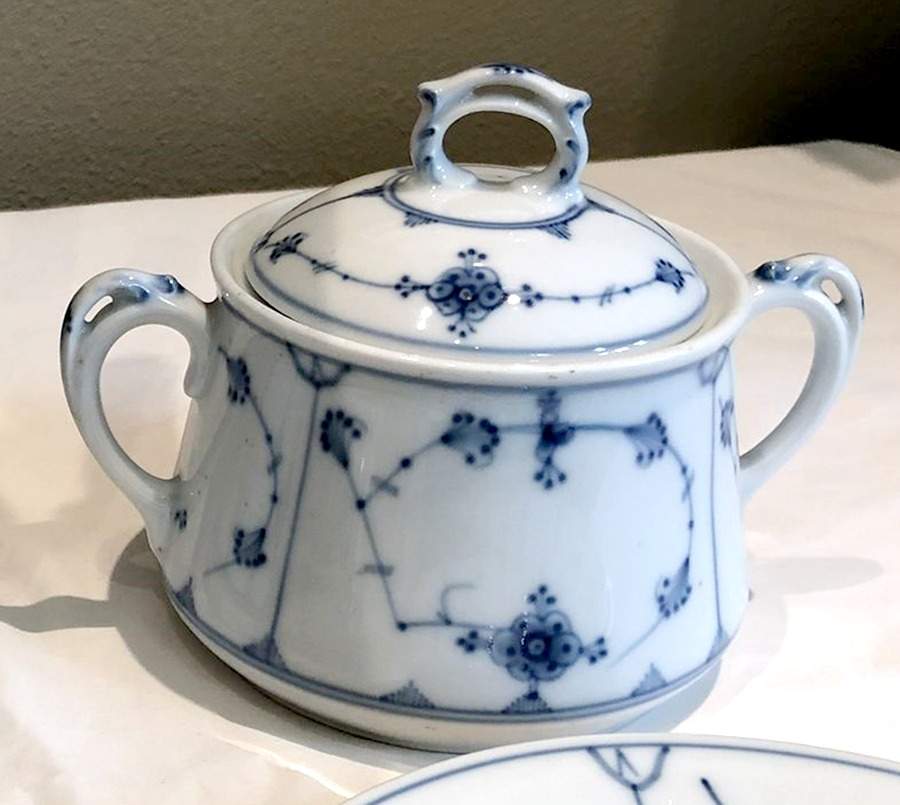 PRG5 Rimmed Sugar Bowl & Lid by Porsgrund-1