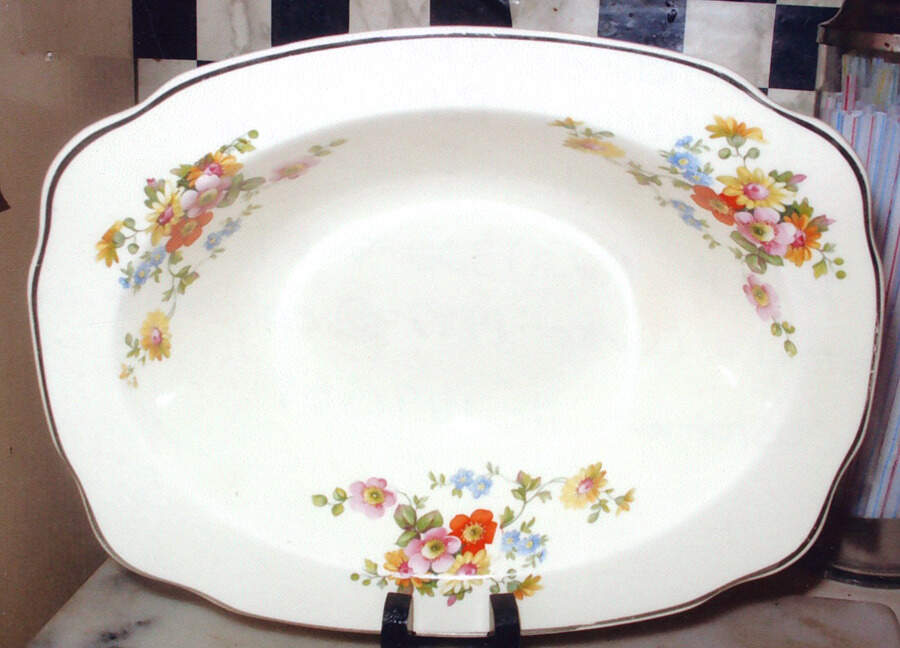 Daisy 9" Oval Vegetable Bowl by Paden City-1