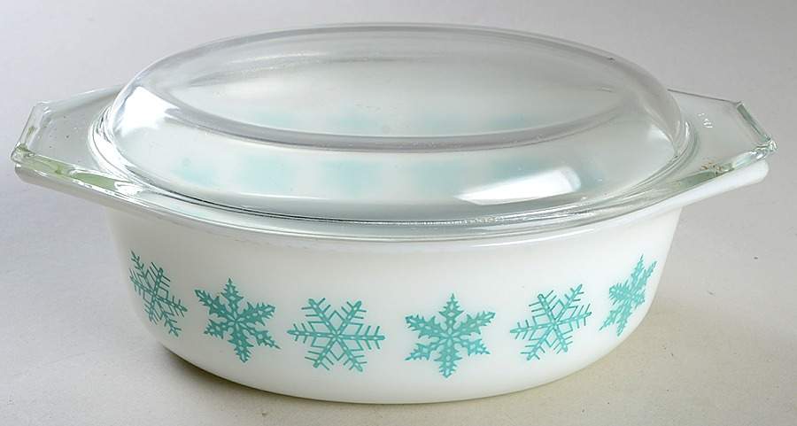 Snowflake White 1.5 Quart Oval Covered Casserole by Pyrex-1
