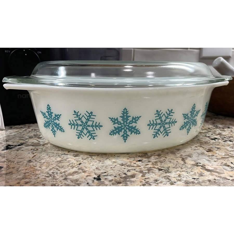 Snowflake White 2.5 Quart Oval Covered Casserole by Pyrex-1