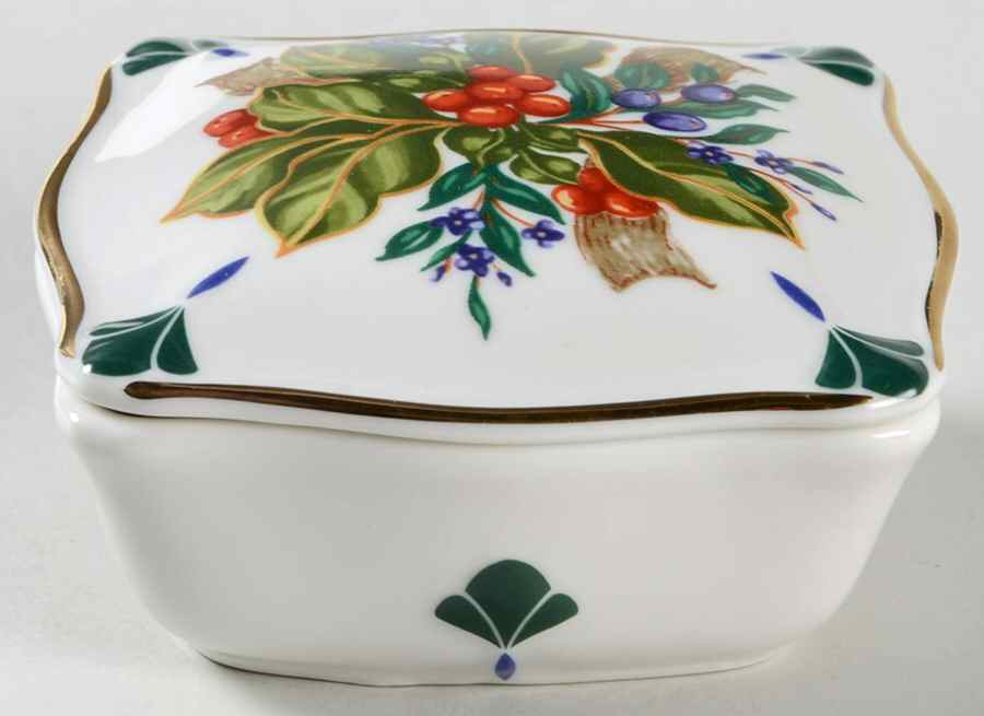 Winter Garden Square Box with Lid by Princess House-1