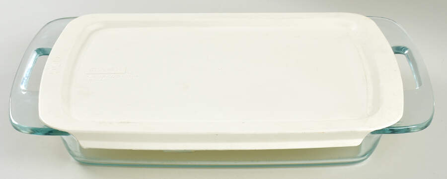 Easy Grab 13" Rectangular Baker w/Plastic Lid by Pyrex-1