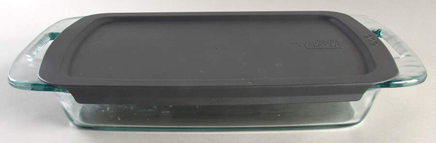 Easy Grab 13" Rectangular Baker w/Plastic Lid by Pyrex-1