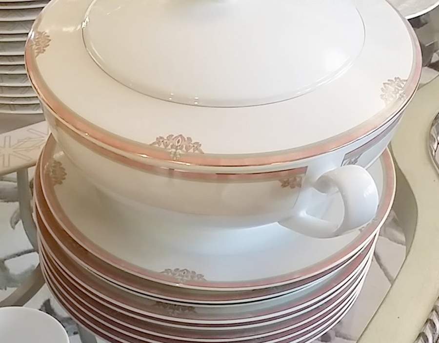 Derby Salmon Round Covered Vegetable by Porcelaine de Limoges-1