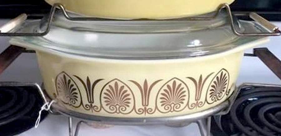 Golden Classic 2.5 Quart Oval Covered Casserole by Pyrex-1