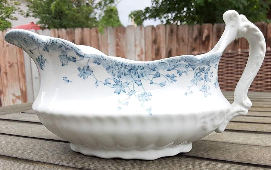 Viola Gravy Boat by Pitcairns-1