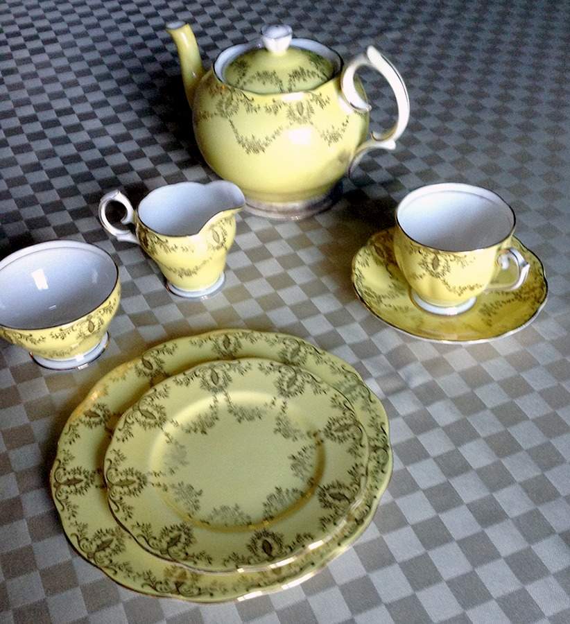 4729 Teapot & Lid by Queen Anne (England)-1