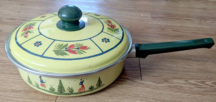 Soleil Yellow (Octagonal, Lady) 10" Metal Skillet & Lid by Quimper-1