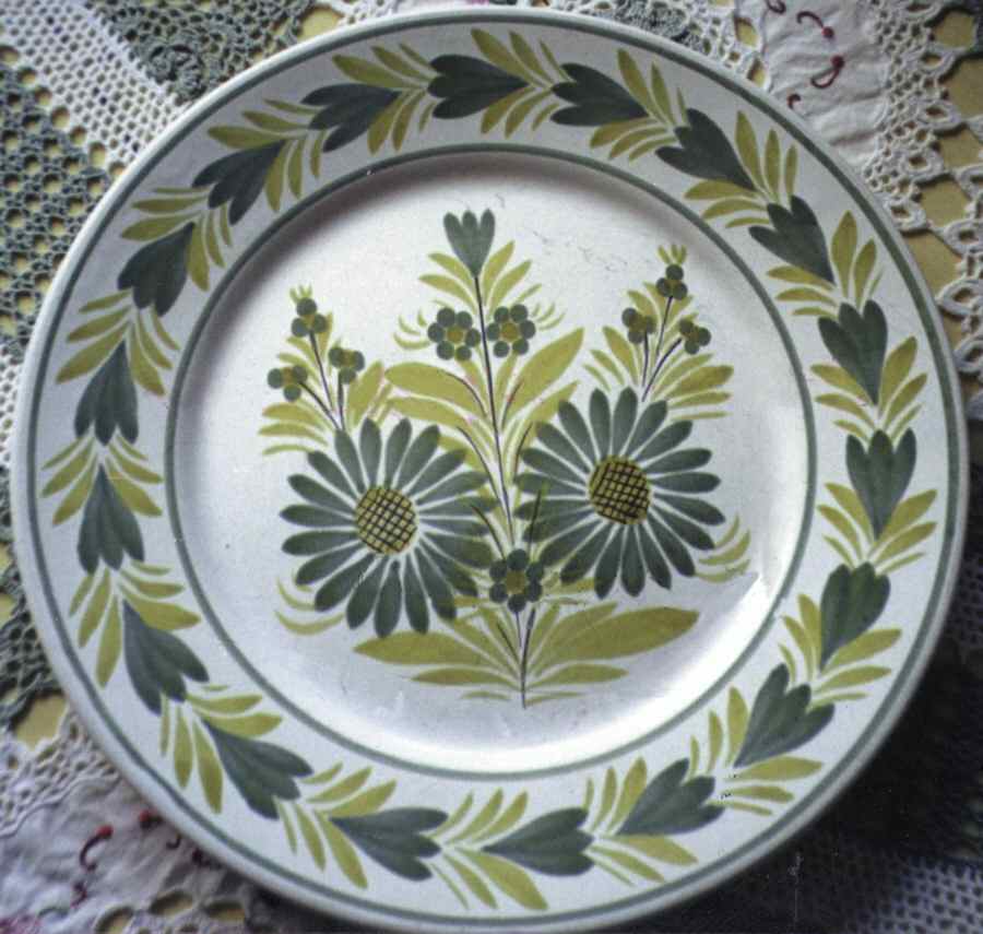 Marguerite Green (Smooth Edge) Dinner Plate by Quimper-1