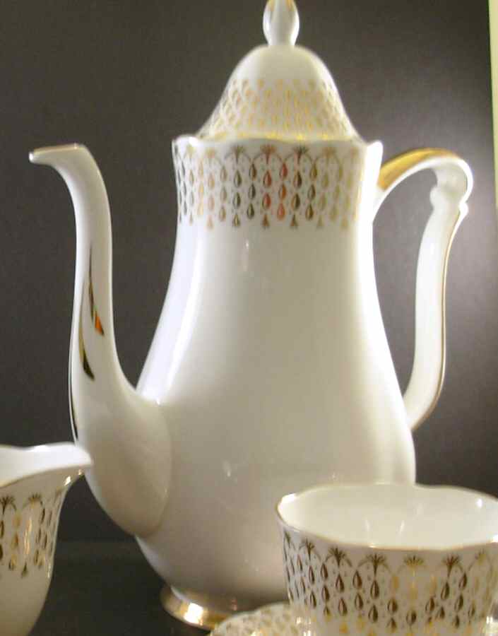 QUA24 Coffee Pot & Lid by Queen Anne (England)-1