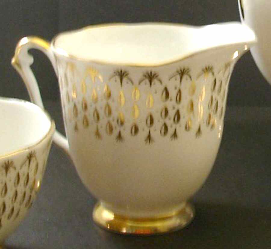 QUA24 Creamer by Queen Anne (England)-1