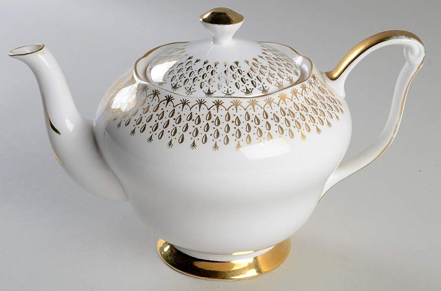 QUA24 Teapot & Lid by Queen Anne (England)-1