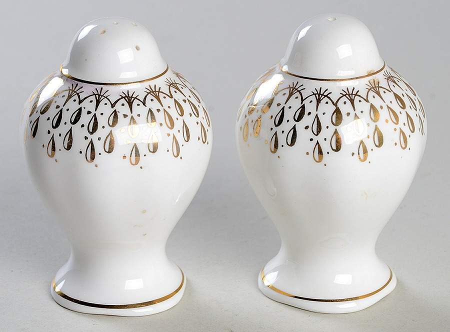 QUA24 Salt & Pepper Set by Queen Anne (England)-1