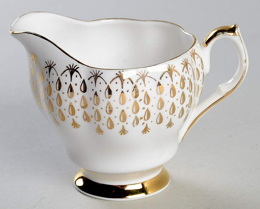 QUA24 Mini Creamer by Queen Anne (England)-1