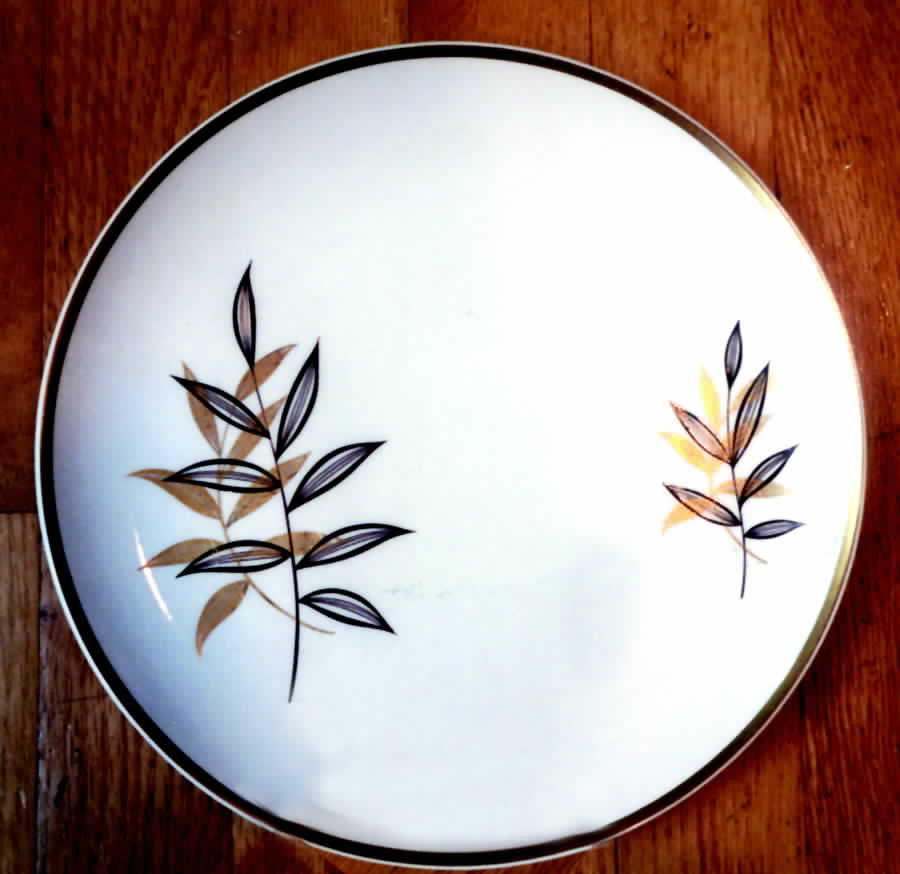 QUA35 Dinner Plate by Queen Anne (England)-1