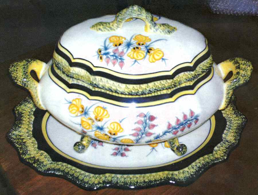 QUI53 Tureen & Lid w/Underplate by Quimper-1