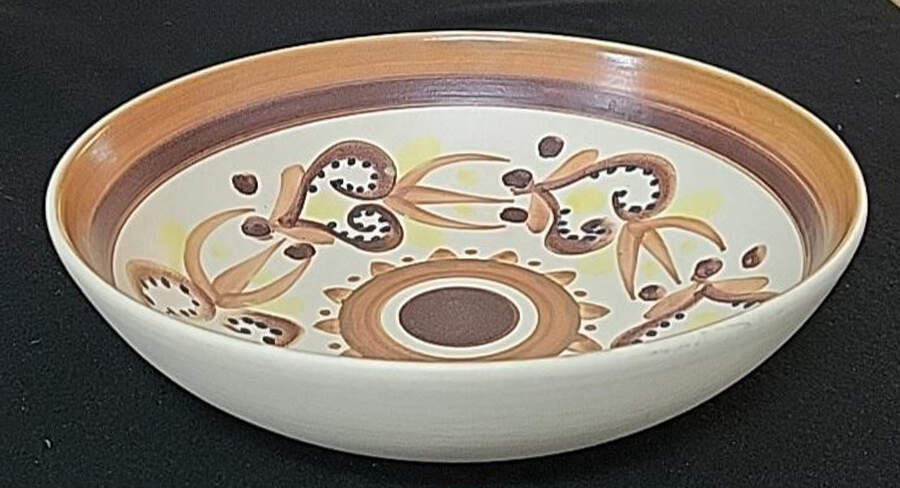 QUI74 9" Round Vegetable Bowl by Quimper-1