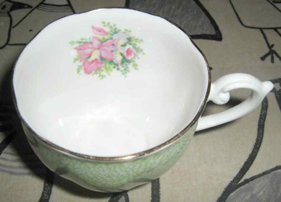 QUA55 Footed Cup by Queen Anne (England)-1