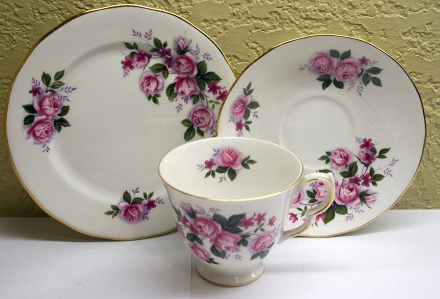 QUA56 Salad Plate by Queen Anne (England)-1