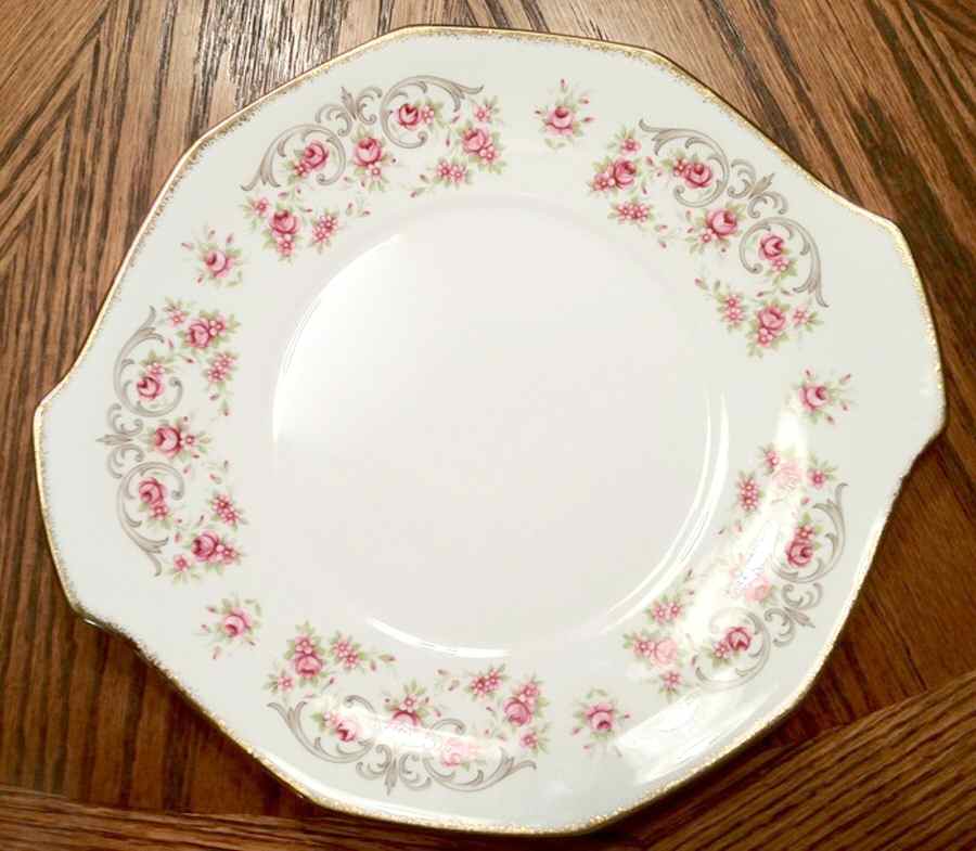 QUE21 Handled Cake Plate by Queen's-1