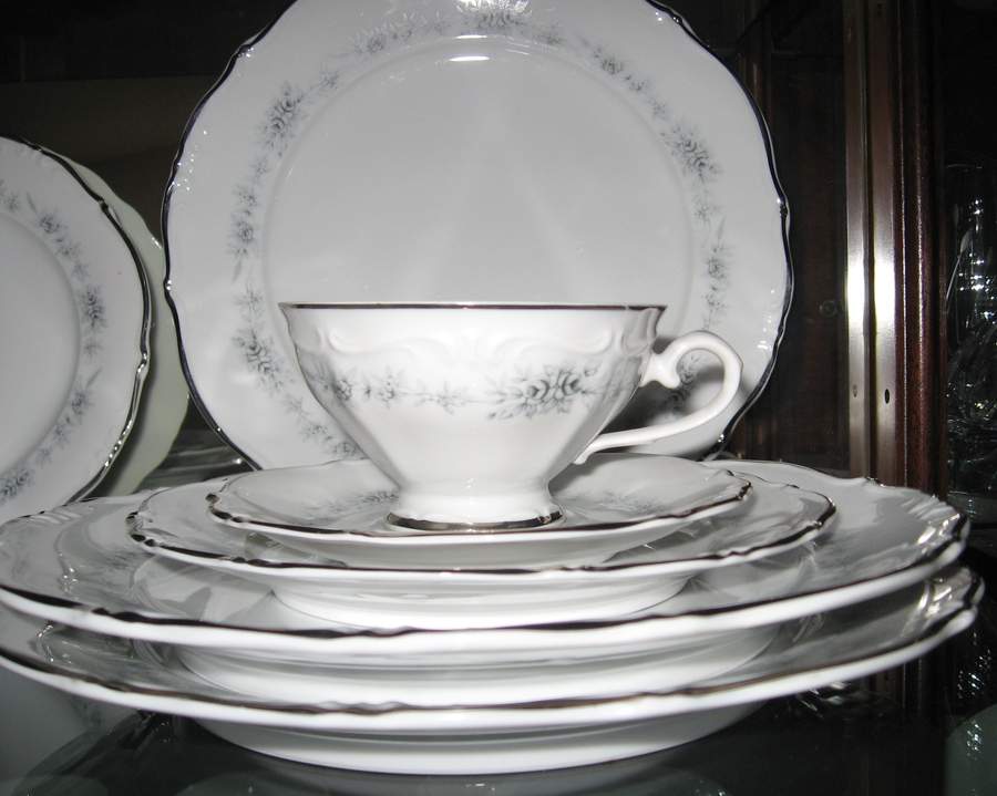 Bouquet Dinner Plate by Queen's Choice-1